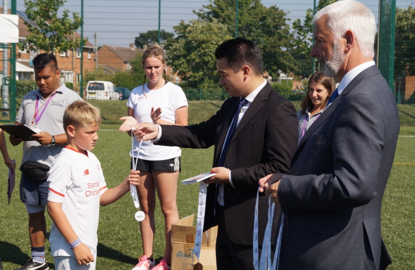 Alan Mak hands out awards