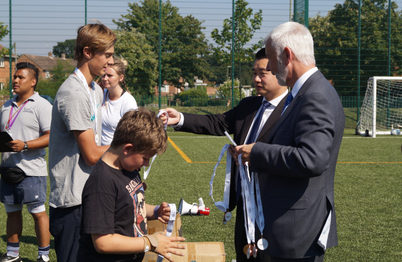 Alan Mak hands out awards