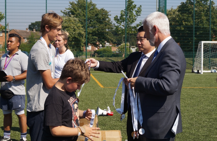 Alan Mak hands out awards