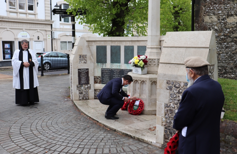 Alan Mak lays wreath at the Havant War Memorial 