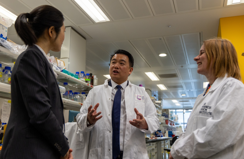 Local MP Alan Mak visits Crick Institute to support fight against cancer 