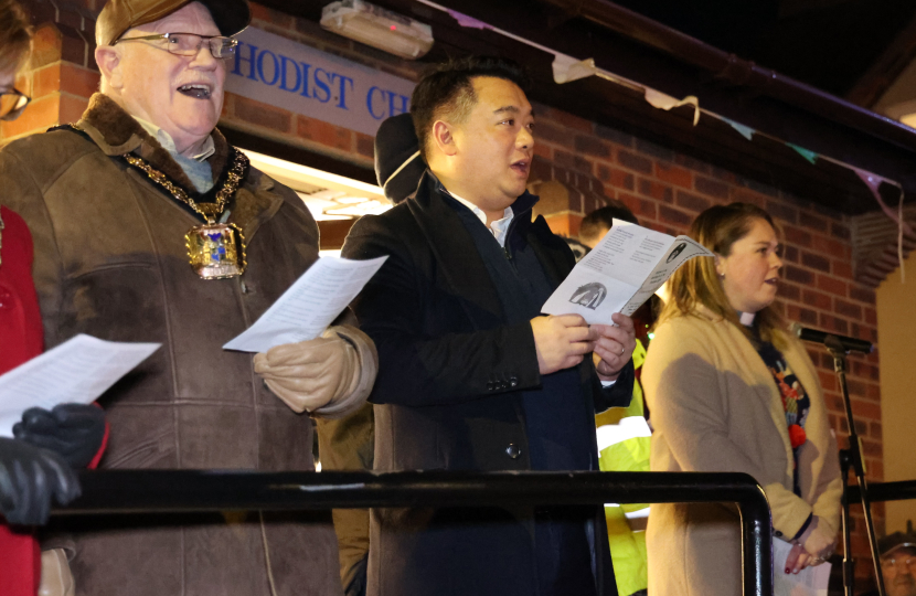 Local MP Alan Mak takes part in Emsworth Christmas Lights switch-on