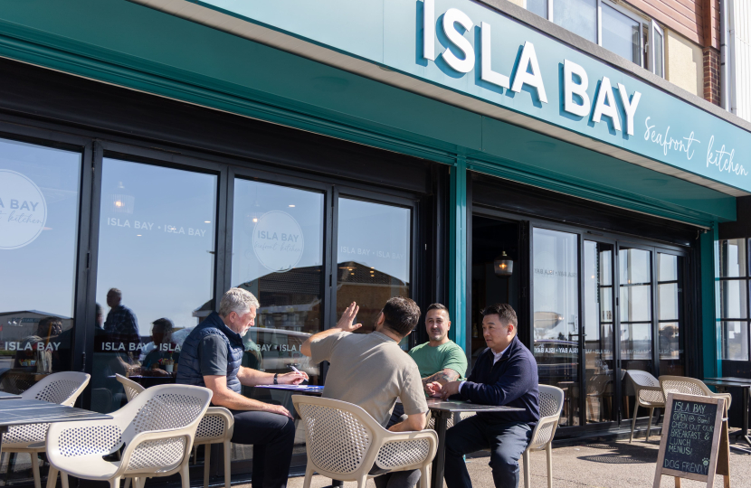 Local MP Alan Mak visits Hayling Island’s vandalism-hit Isla Bay cafe to show his support