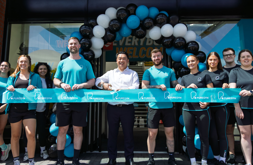 Local MP Alan Mak officially opens new branch of PureGym in Havant