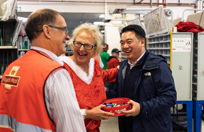 Local MP Alan Mak visits Royal Mail's Havant Delivery Office to thank staff for their hard work in 2025