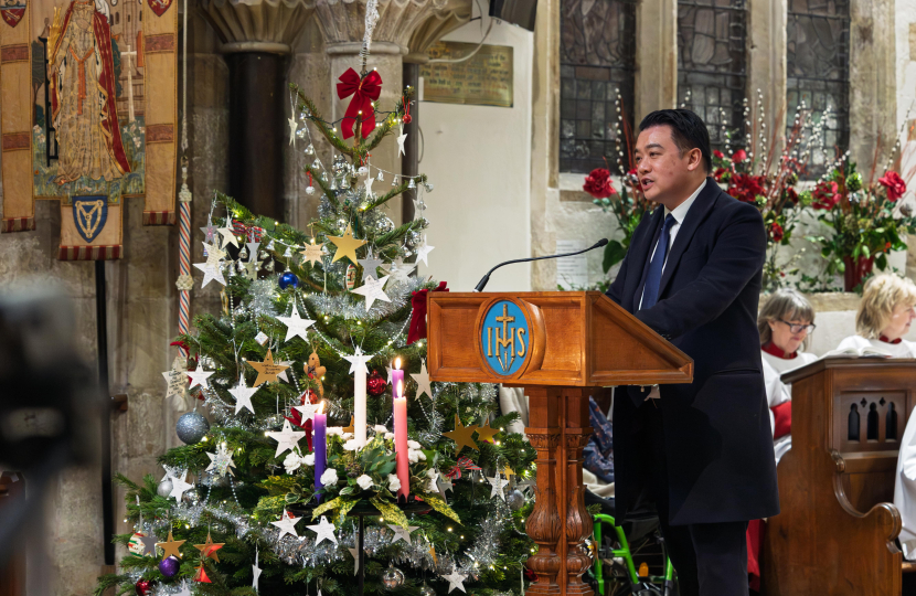 Local MP Alan Mak takes part in annual Havant Community Christmas Carol Service for 2025