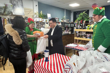 Local MP Alan Mak visits Alfie's Arc in Leigh Park to launch special Christmas dinner and gift initiative