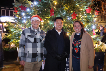 Local MP Alan Mak takes part in Emsworth Christmas Lights switch-on