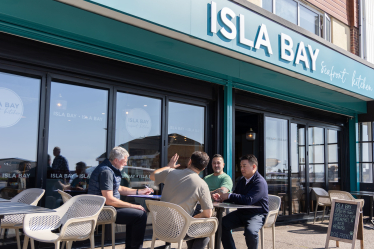 Local MP Alan Mak visits Hayling Island’s vandalism-hit Isla Bay cafe to show his support